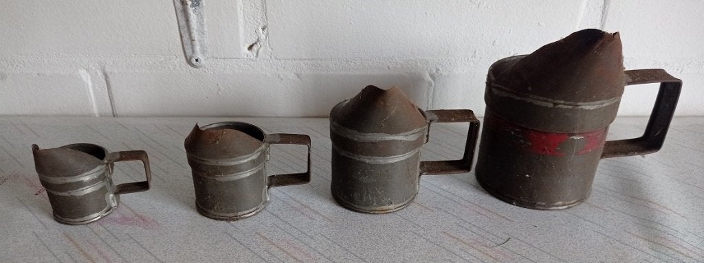 Pots de mesure anciens, Enlèvement
