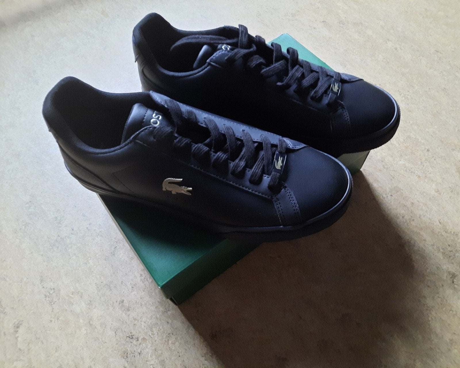 Splinternieuwe Lacoste Sneakers in doos - maat 41 - schoenen, Neuf, Lacoste, Enlèvement, Baskets