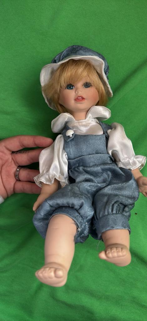 ANTIEKE POP UIT COLLECTIE PORSELEIN, Verzamelen, Ophalen, Zo goed als nieuw, Pop