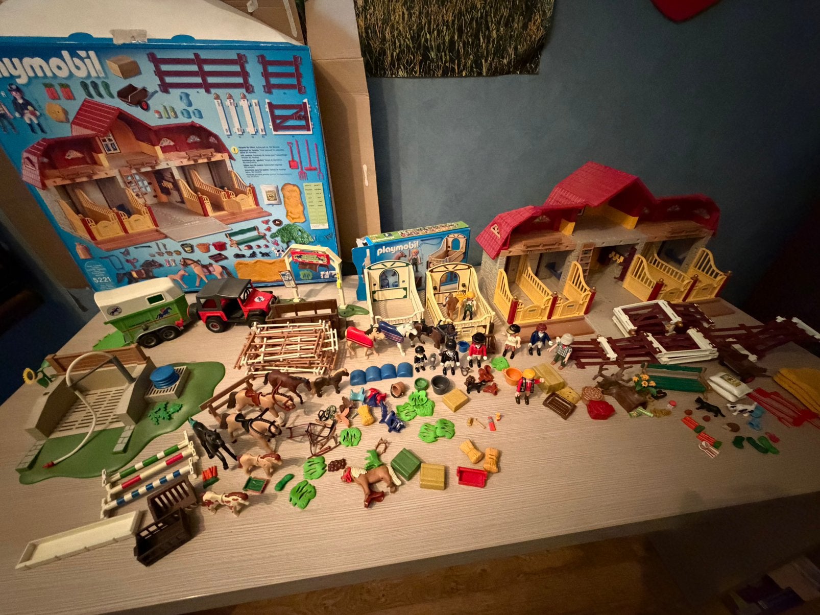 Playmobil paardenmanege, trainingspiste , trailer, 2 boxen, Enlèvement, Utilisé, Country, Bâtiment