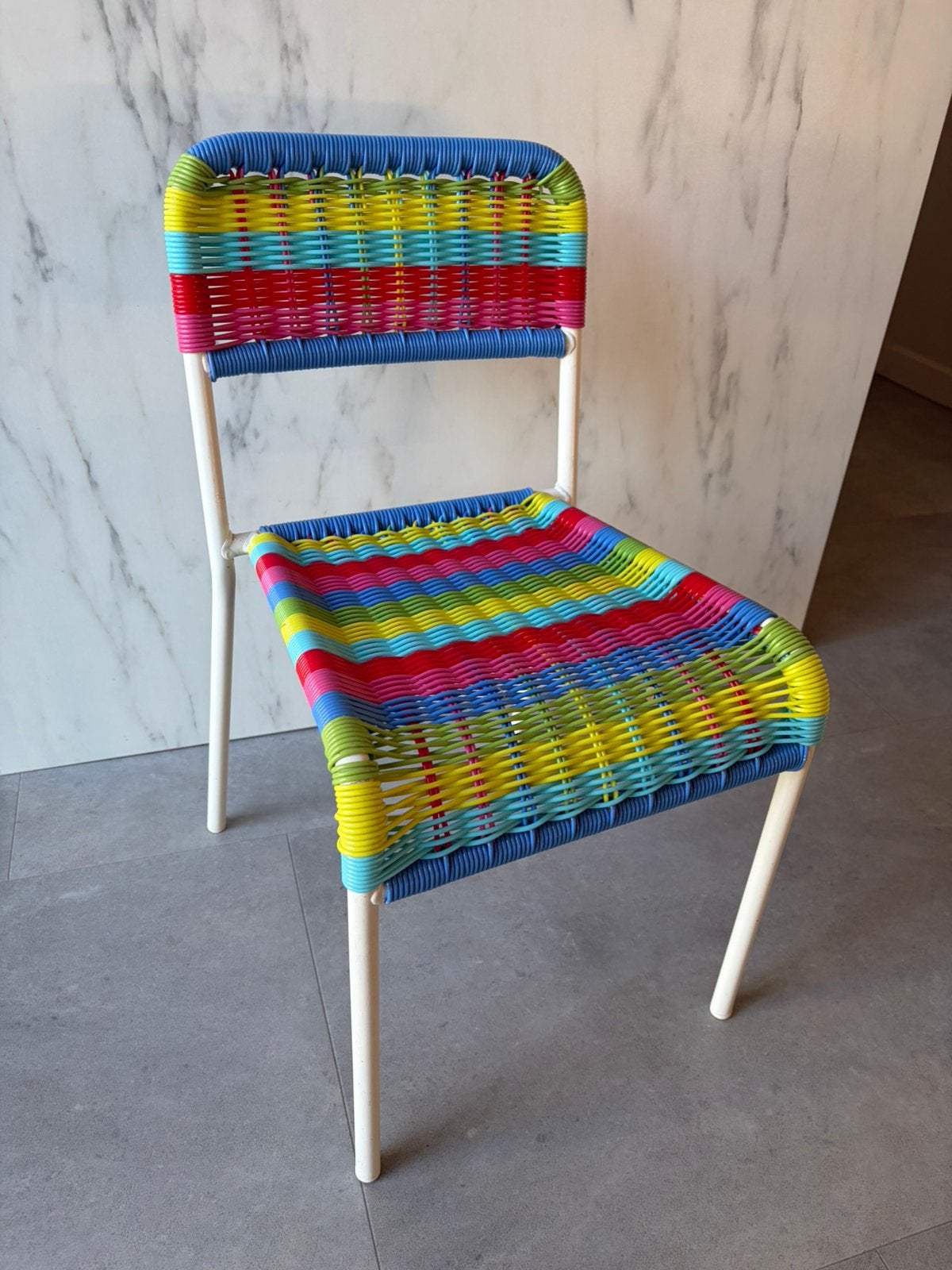 Ikea kinderstoeltje kleurrijk FARGGLAD, Kinderen en Baby's, Ophalen, Zo goed als nieuw