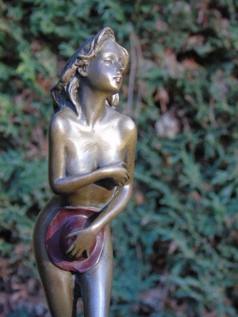 Naakte vrouw met een rode bronzen hoed gesigneerd, MAVCHI, Antiek en Kunst, Ophalen of Verzenden, Brons