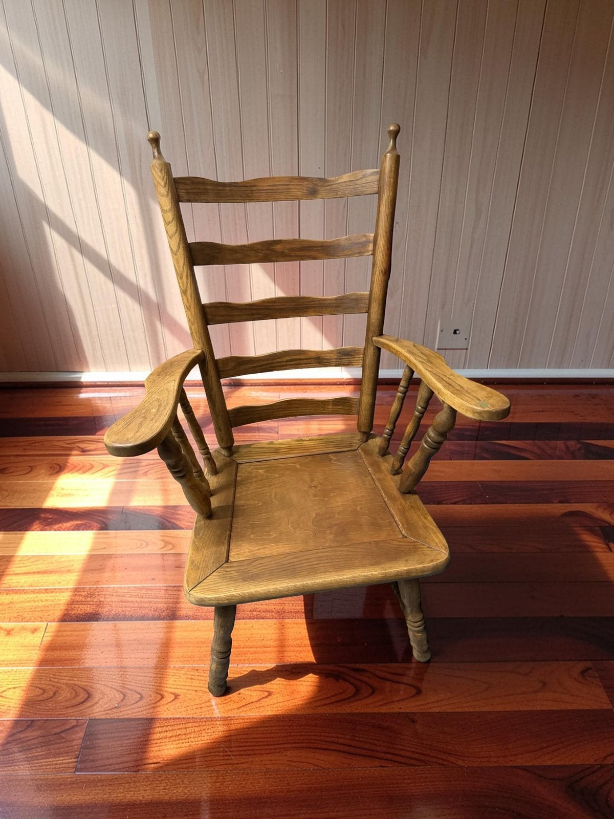 Grand fauteuil vintage en bois – haut dossier ladder-back, Enlèvement