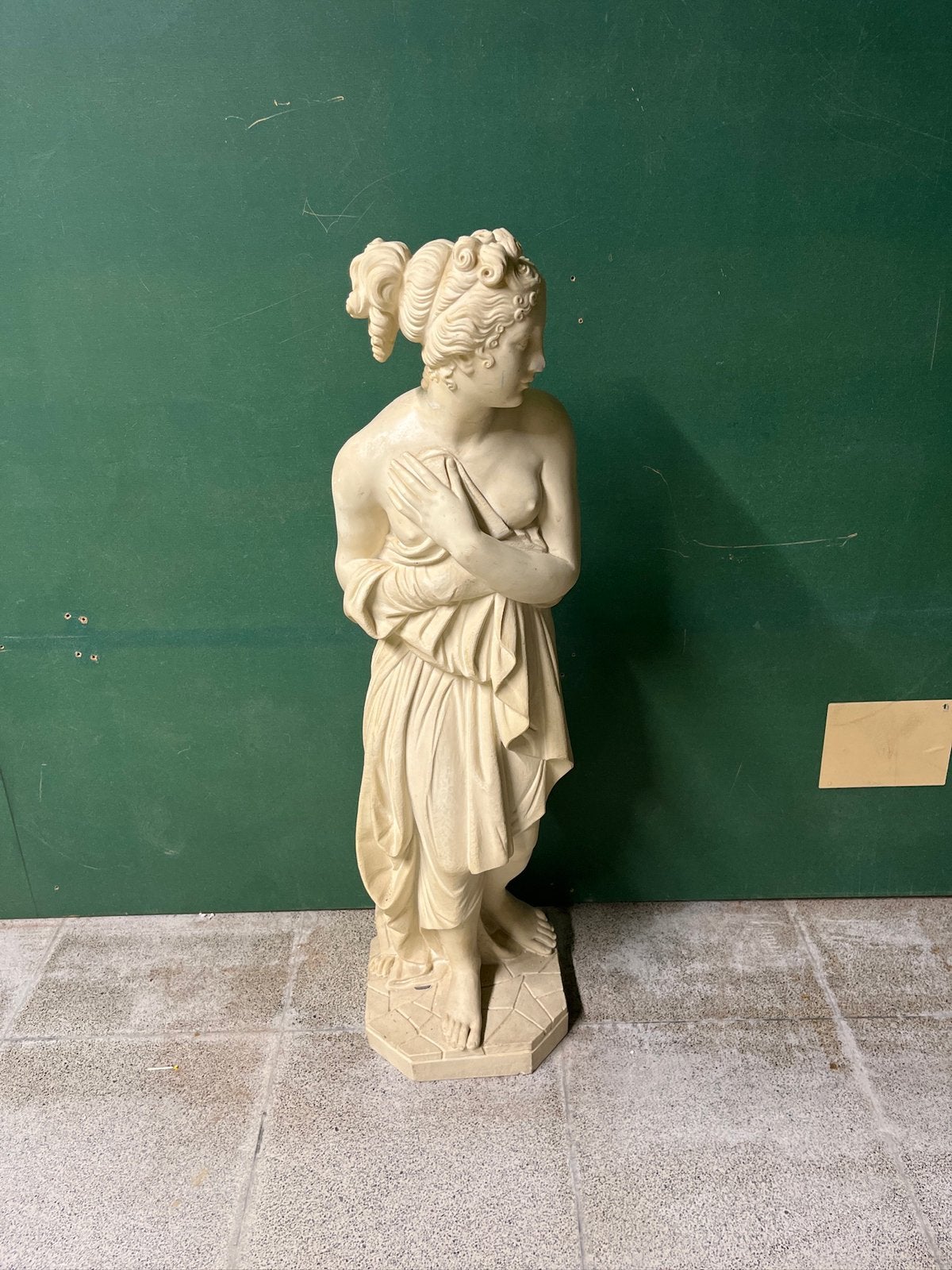 Klassiek decoratief beeld (vrouwelijke figuurp) – steen, Enlèvement, Comme neuf