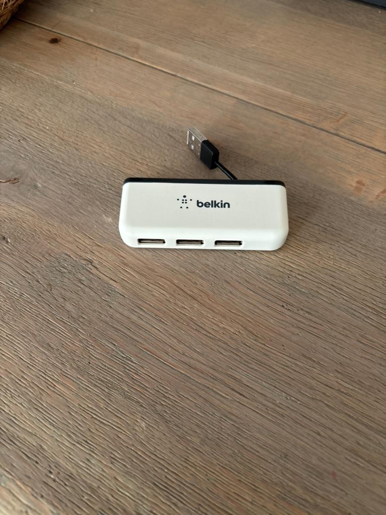 Compacte Belkin 4-poorts USB-hub, Computers en Software, Dockingstations, Nieuw, USB-hub, Laptop, Ophalen of Verzenden