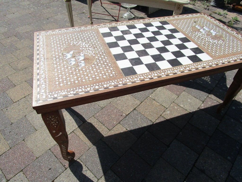 table d'échecs orientale avec forme d'éléphant, Enlèvement