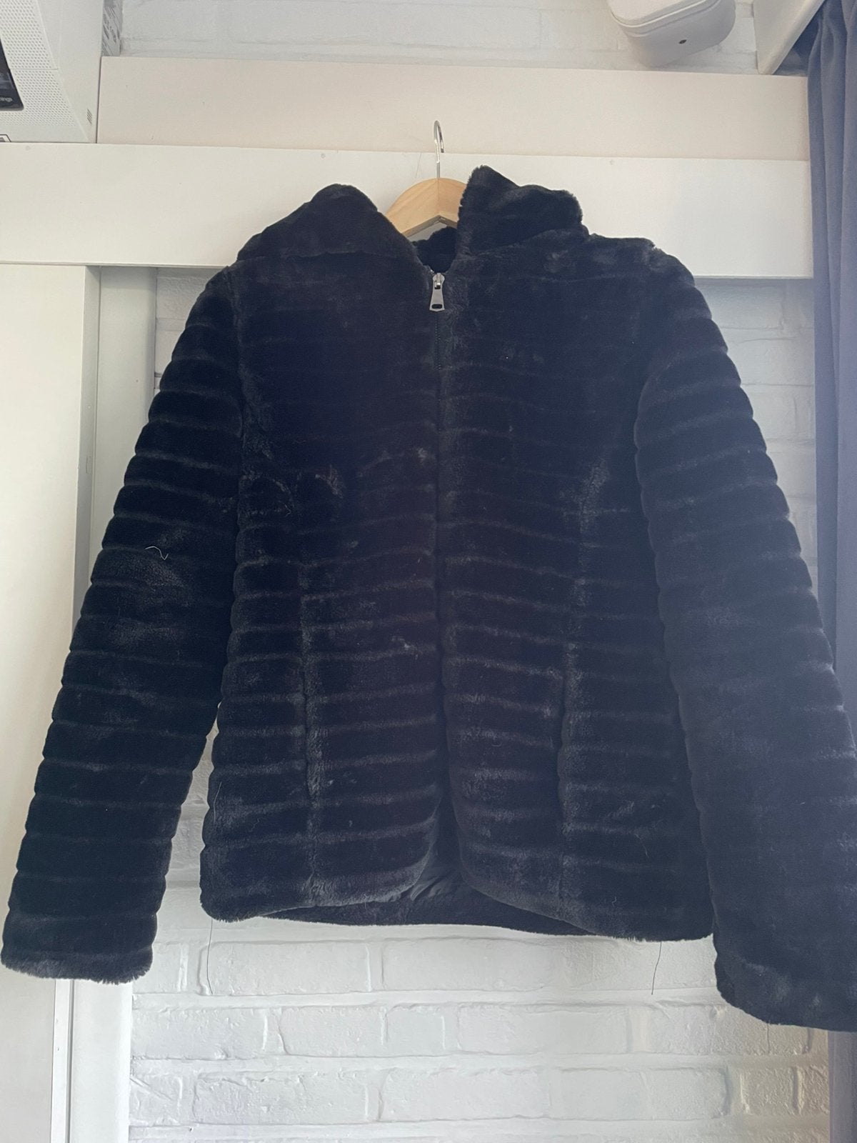 Zwart Faux Fur jasje - S/M, Kleding | Dames, Ophalen of Verzenden, Zo goed als nieuw, Maat 38/40 (M), Zwart