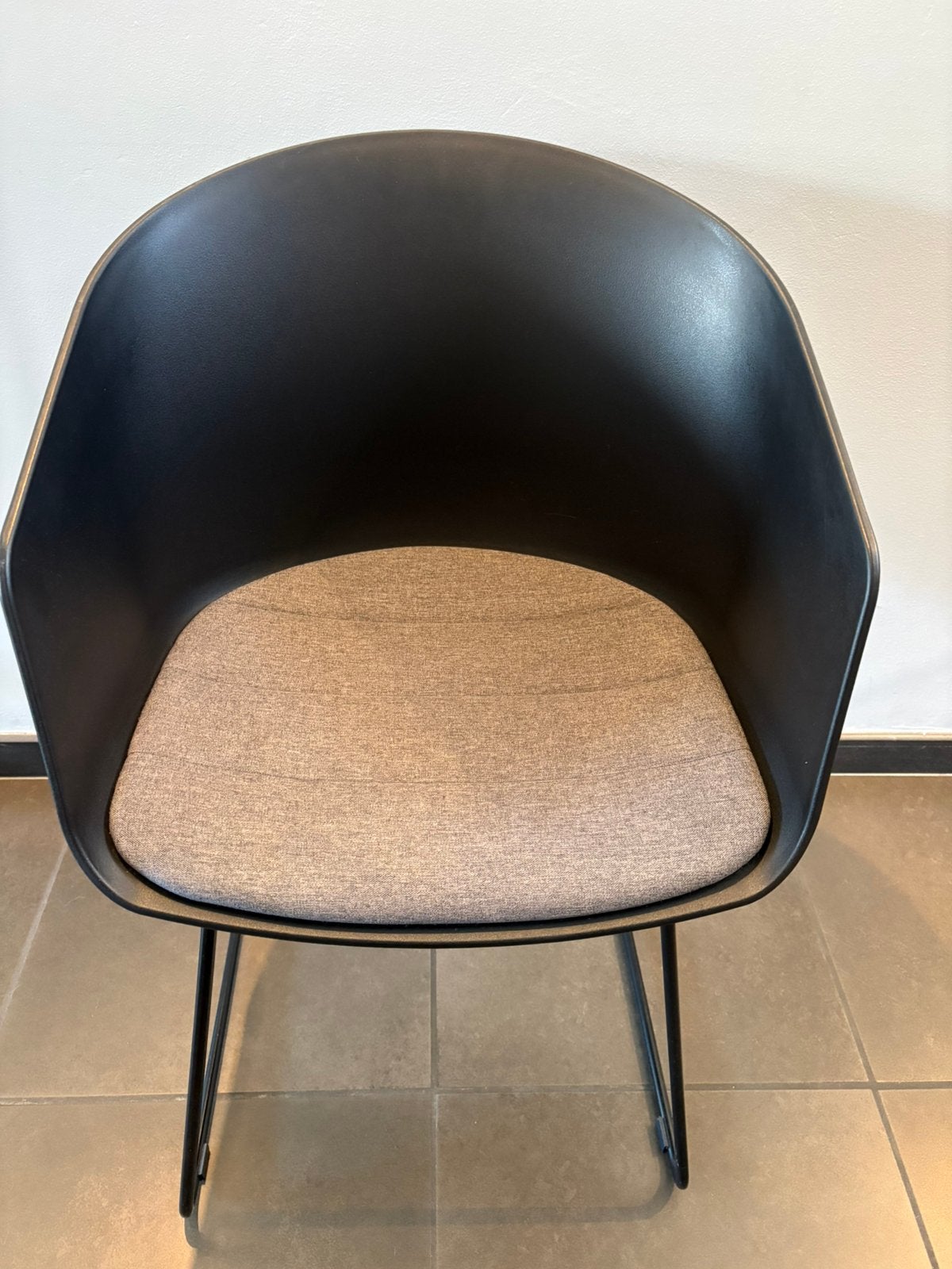4 eetkamer stoelen, Ophalen, Kunststof, Zwart, Zo goed als nieuw