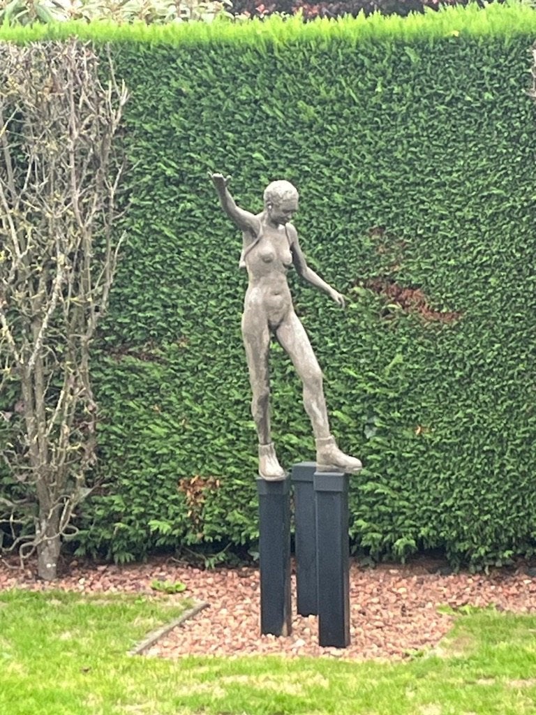 Tuinbeeld: dame op stapstenen, Tuin en Terras, Tuinbeelden, Ophalen, Gebruikt, Overige materialen, Mensenbeeld