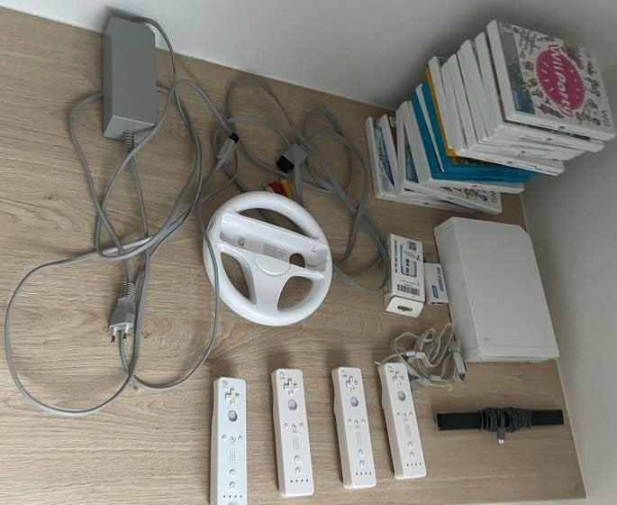 Wii + 4 Controllers + Wii spelletjes + Wii U spelletjes, Ophalen, Gebruikt