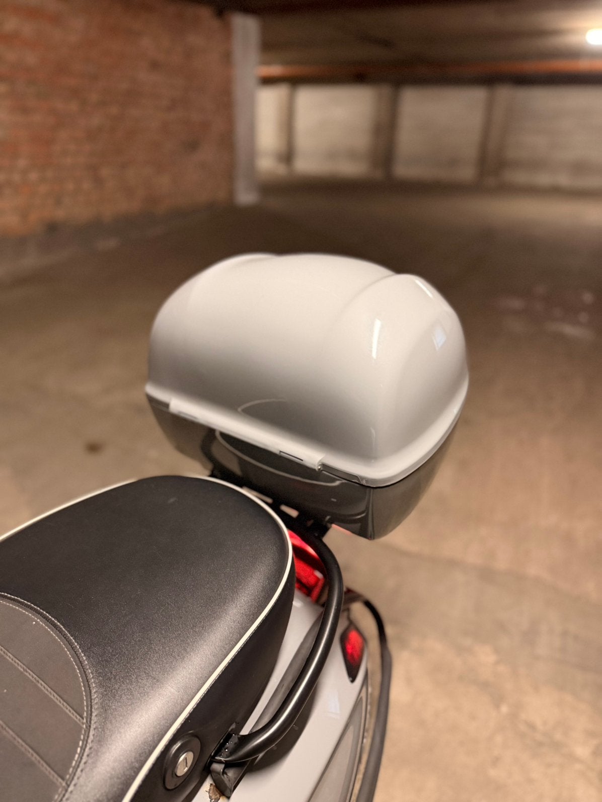 Nardo grey vespa topkoffer, Ophalen, Zo goed als nieuw