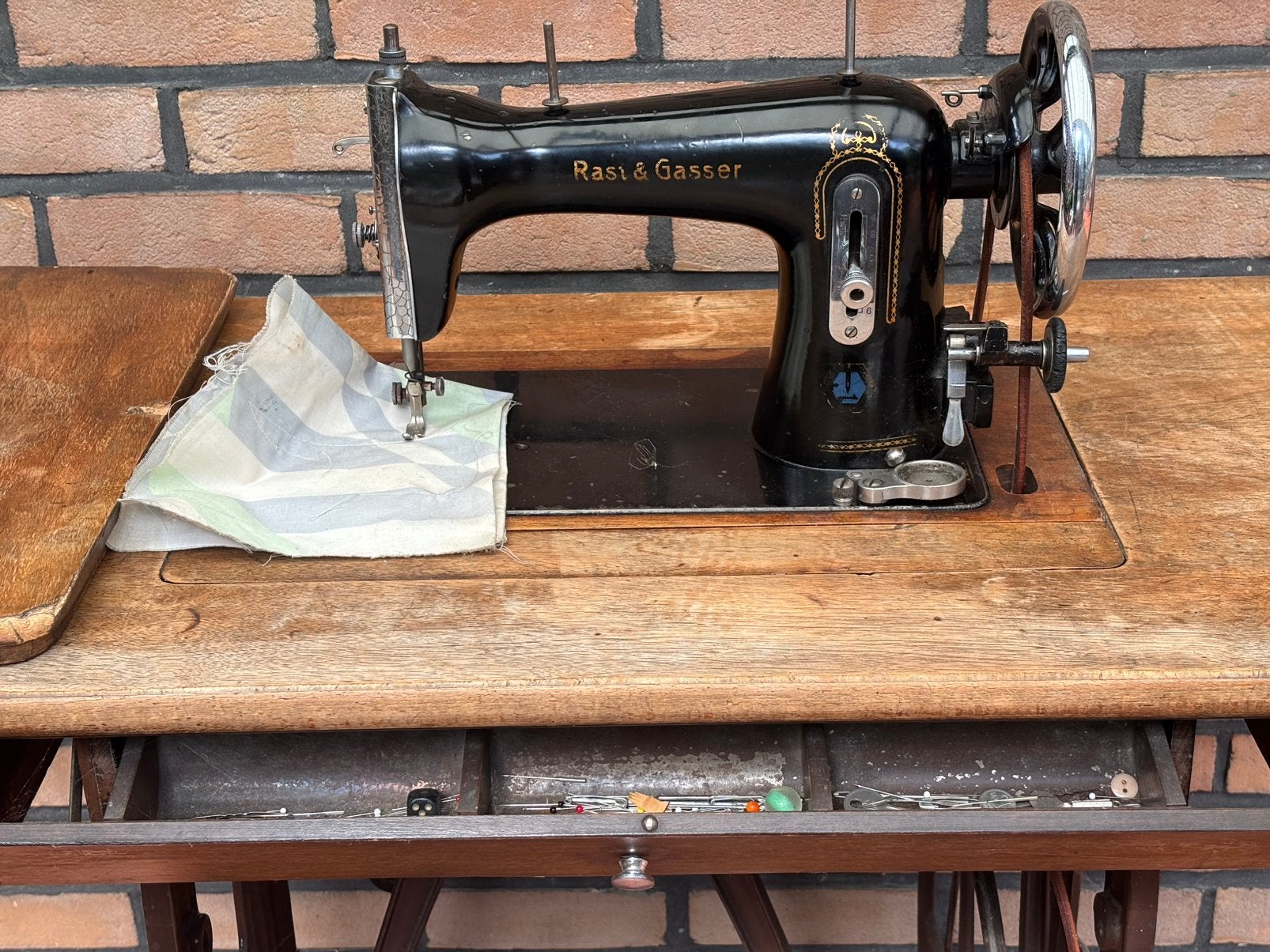 Autenthiek naaimachine, Ophalen