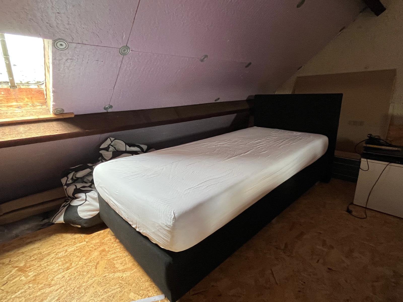 Sommier simple noir 90x200 avec matelas - bon état, 90 cm, Tissu, Une personne, Enlèvement