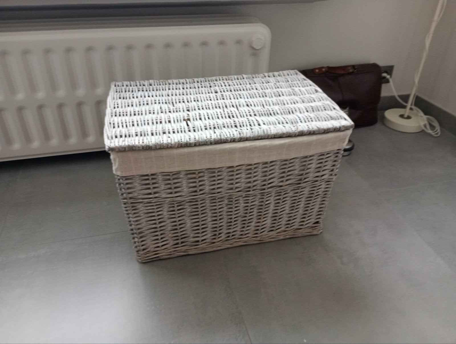 rieten mand, grijs-wit, Huis en Inrichting, Woonaccessoires | Schalen en Manden, Ophalen, Gebruikt, Mand, Riet