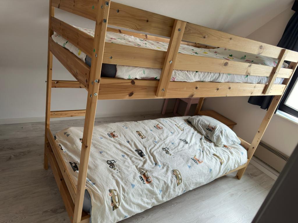 Stapelbed Ikea massief grenen / lit superposé en pin massif, Ophalen, Gebruikt, 90 cm, Stapelbed