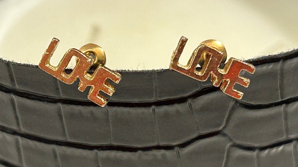 Goudkleurige oorsteker LOVE, Bijoux, Sacs & Beauté, Enlèvement ou Envoi, Neuf, Or, Puces ou Clous