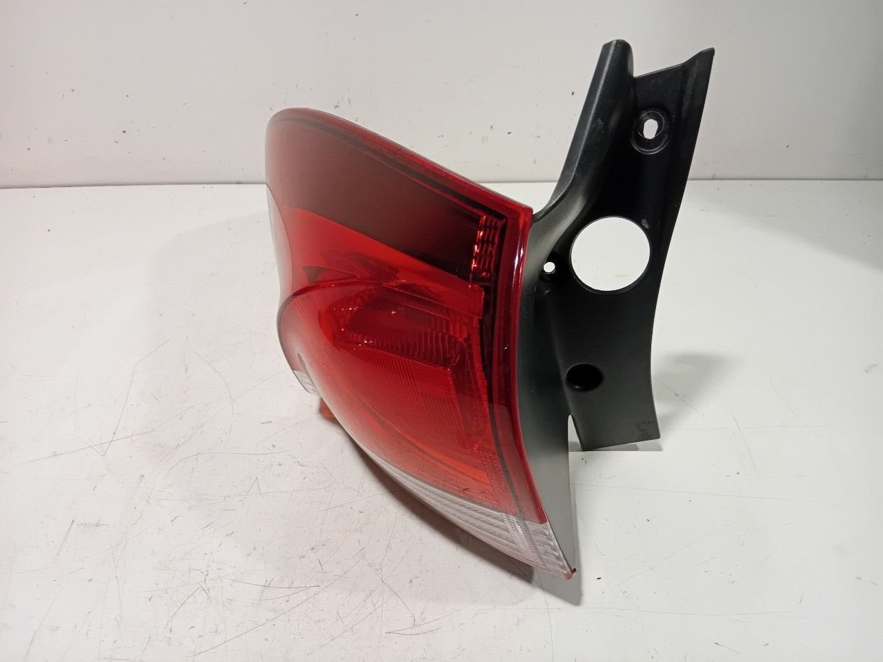 Achterlicht links buiten Renault Clio, Onderdelen@venauto.nl, Van der Ven Autorecycling B.V., Gebruikt, Ettenseweg 76, 4706 PB Roosendaal, The Netherlands