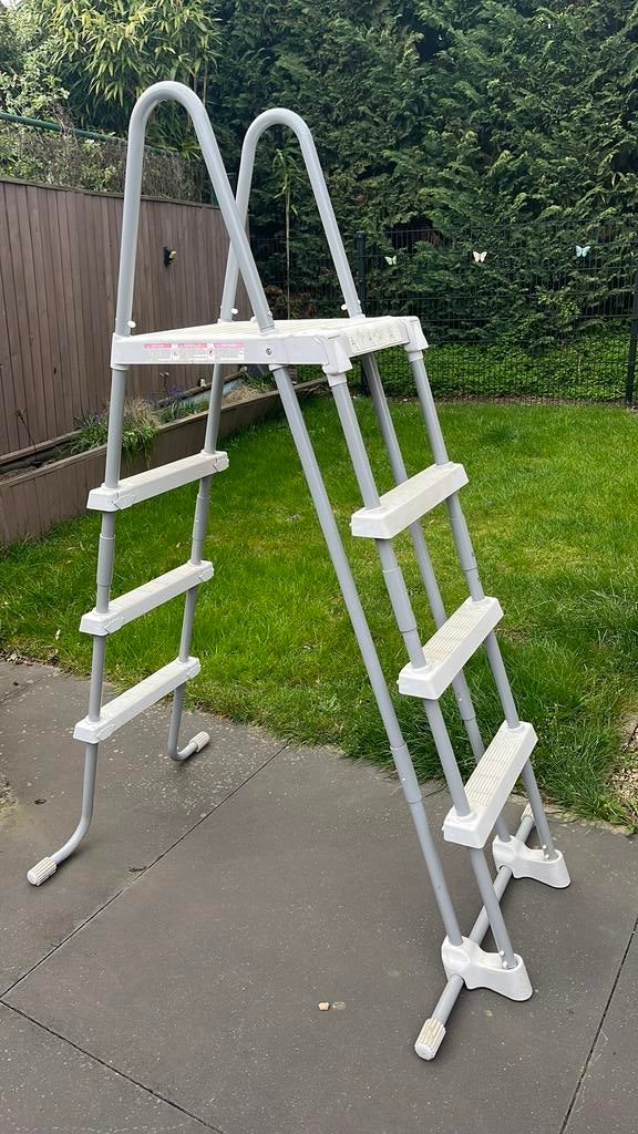 Zwembadtrap hoogte 1m30, Ophalen, Zo goed als nieuw, Ladder