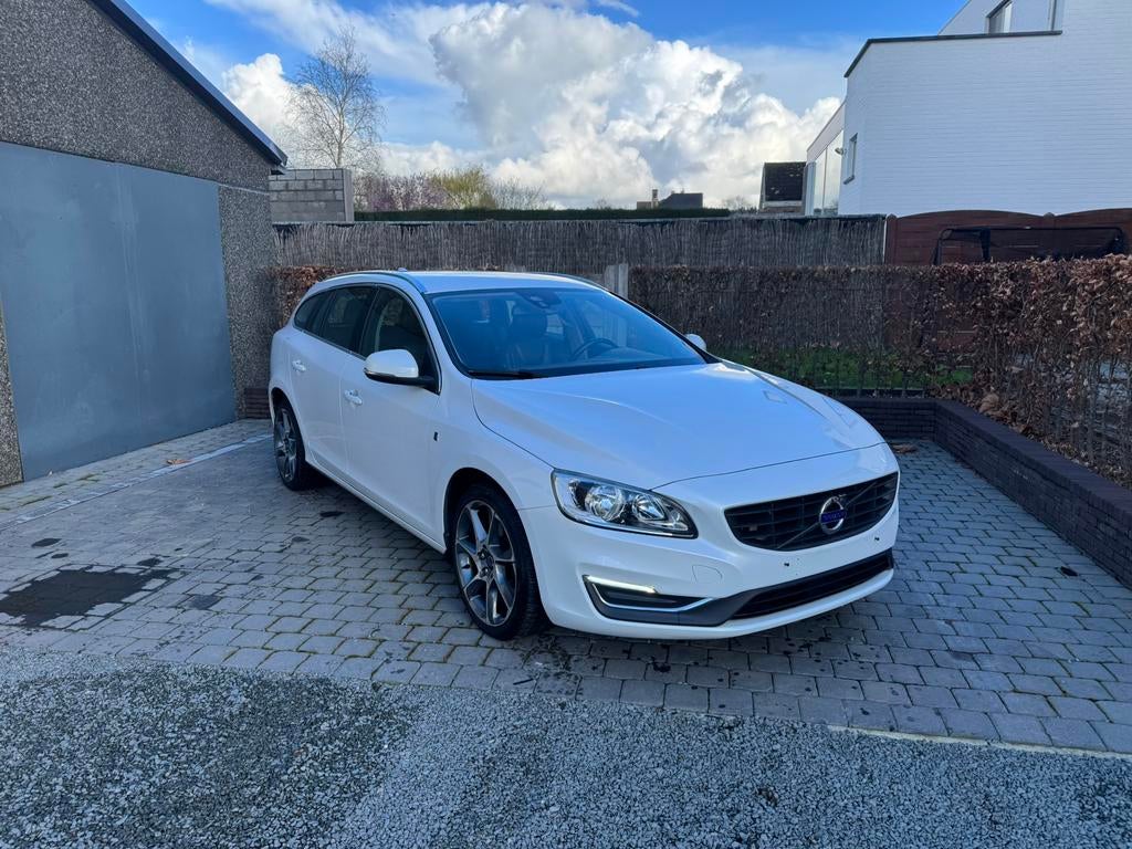 Volvo V60 2.0D 150pk Euro6b   *OCEAN RACE VERSIE*, Autos, Volvo, Cuir, Entreprise, Boîte manuelle, Noir