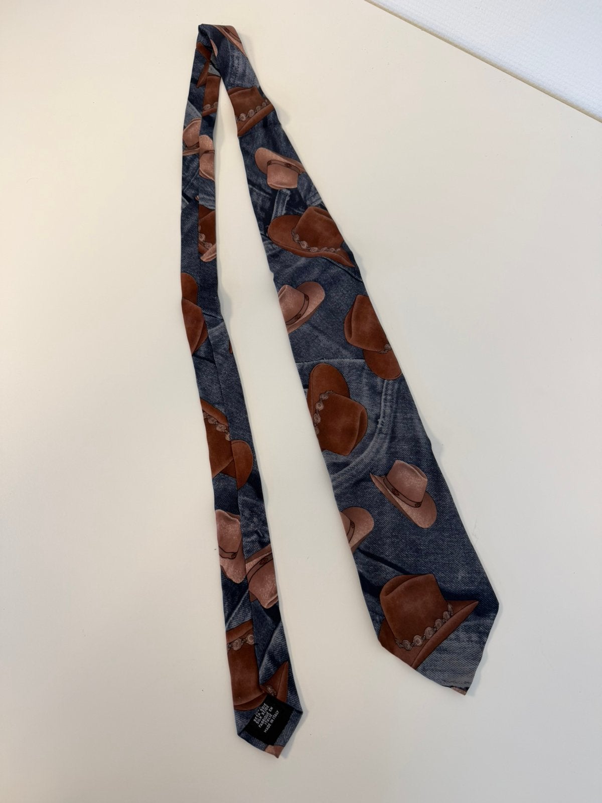 Hugo Boss Zijden Stropdas Cowboy Hoeden Vintage Made Italy, Ophalen of Verzenden, Zo goed als nieuw, Meerkleurig, Met patroon