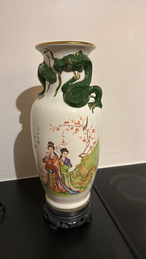 Vase chinois décoré de dragons, fig. féminines et de paons, Enlèvement ou Envoi