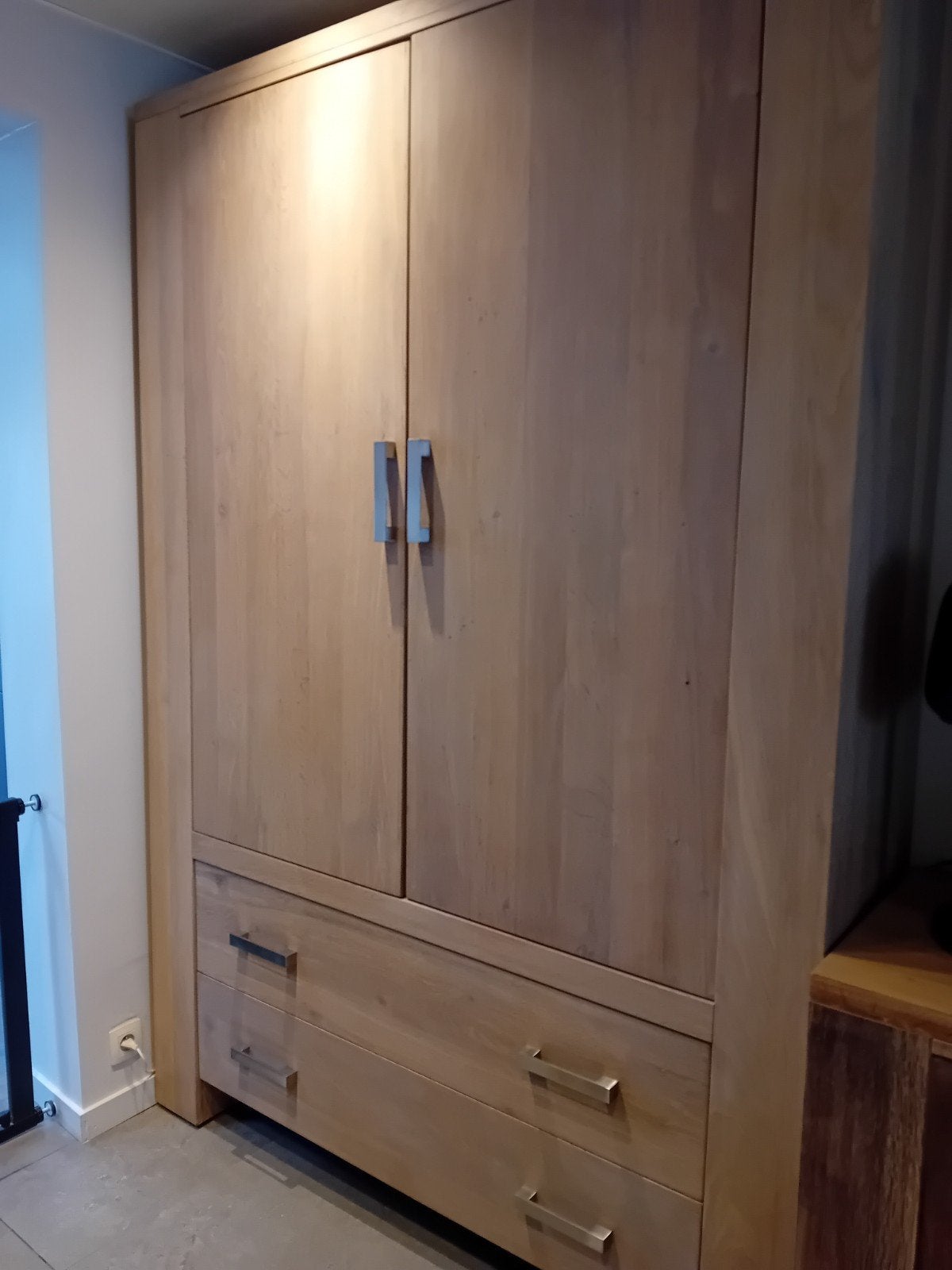 Eiken broodkast met legplanken  en 2 schuiven., Ophalen