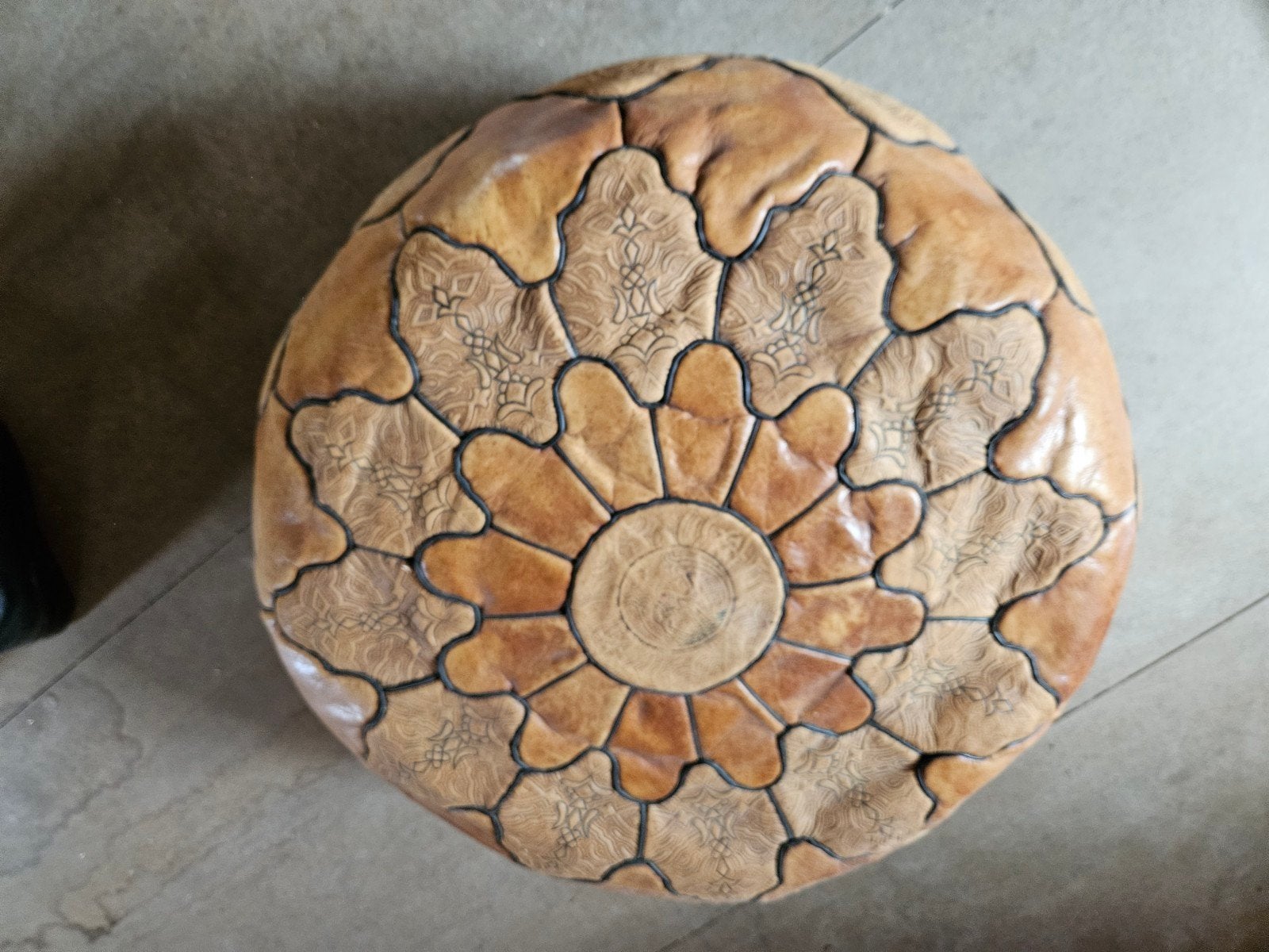 Pouf, Enlèvement