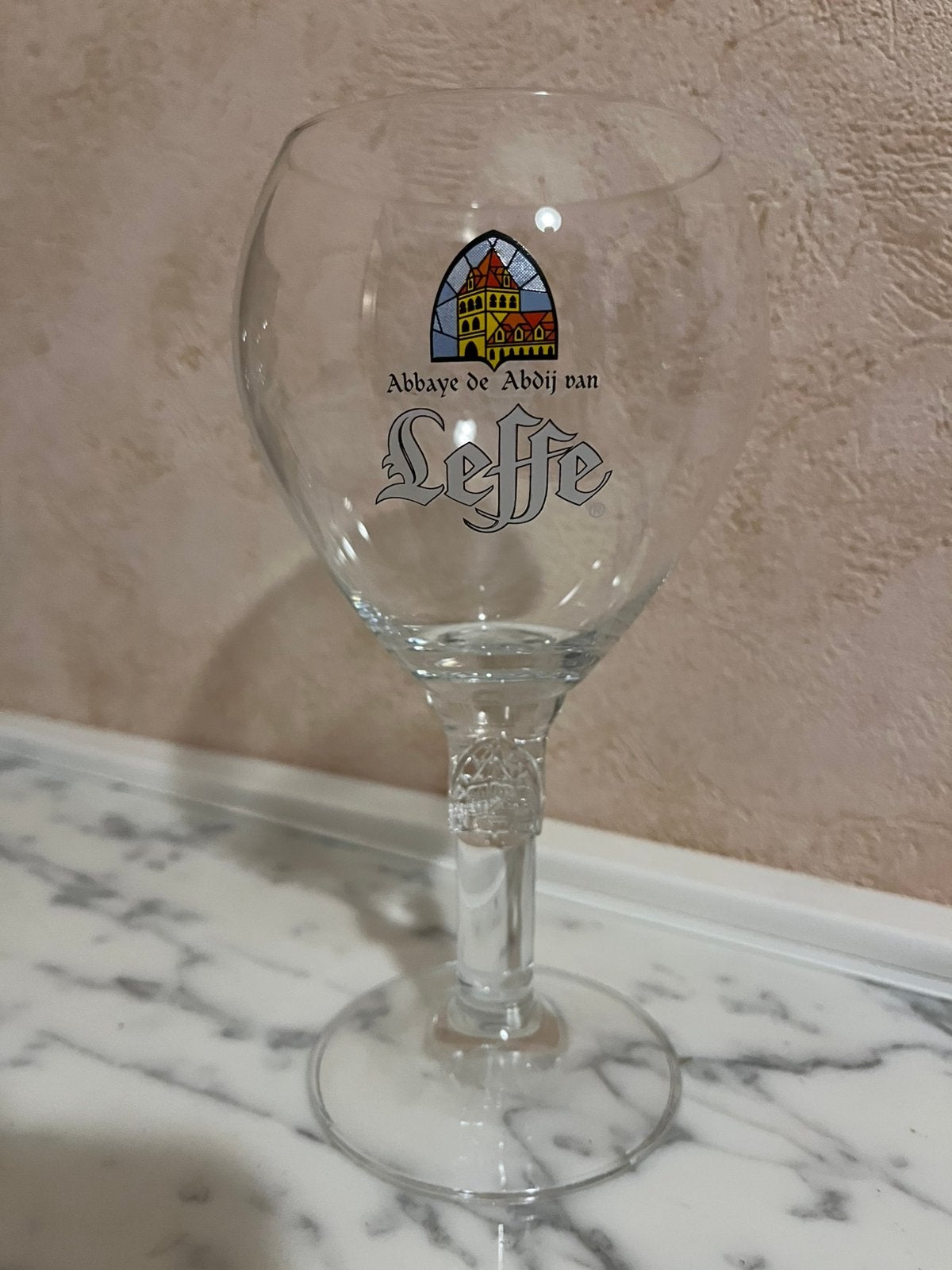 Leffe glas met speciale voet met logo, Collections, Enlèvement, Comme neuf, Leffe