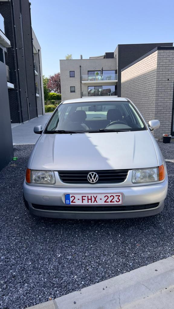 VW Polo 1,4 Automatique - 11/98 - 142750 km, Autos, Volkswagen, Argent ou Gris, Achat, Carnet d'entretien, Noir