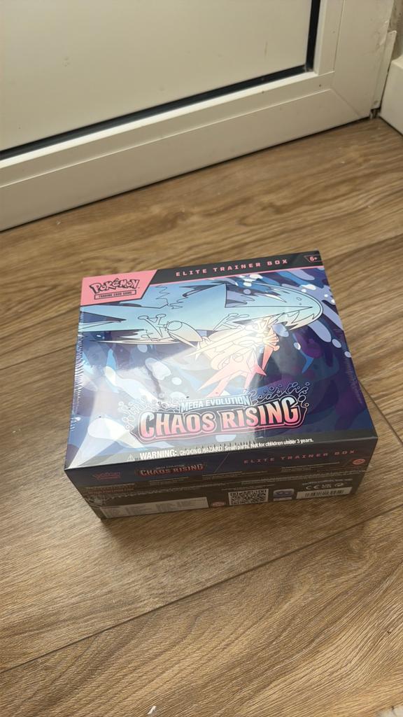 Chaos rising elite trainerbox, Hobby en Vrije tijd, Verzamelkaartspellen | Pokémon, Ophalen of Verzenden, Zo goed als nieuw