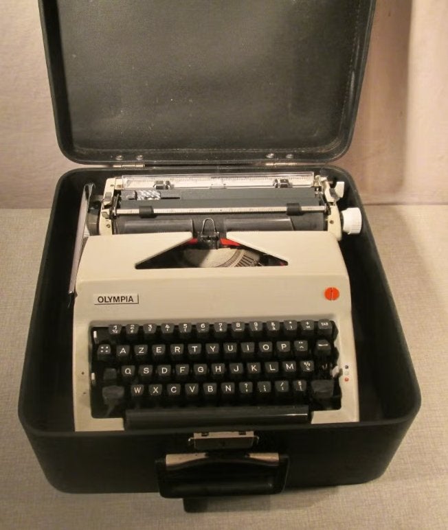 Machine à écrire Retro d'Olympia dans un sac de transport, Antiquités & Art, Enlèvement ou Envoi
