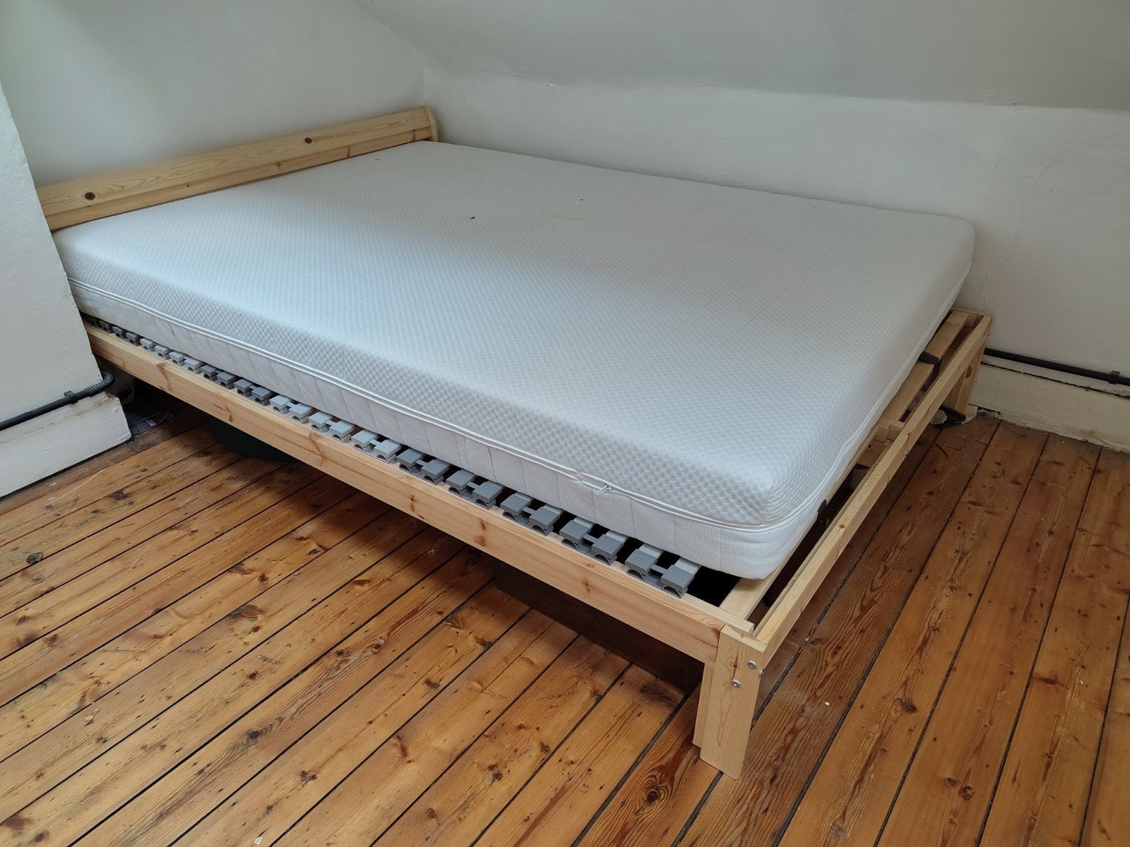 Nieuwe Matrass Akrehamn, houten bedframe en lattebodems Ikea, Huis en Inrichting, Slaapkamer | Bedden, Ophalen