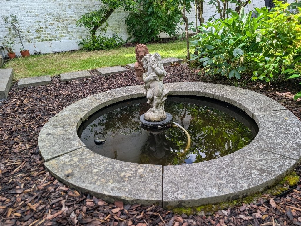 Fontaine de jardin décorative avec statues (ange + lion), Jardin & Terrasse, Pièces d'eau & Fontaines, Comme neuf, Fontaine, Pierre