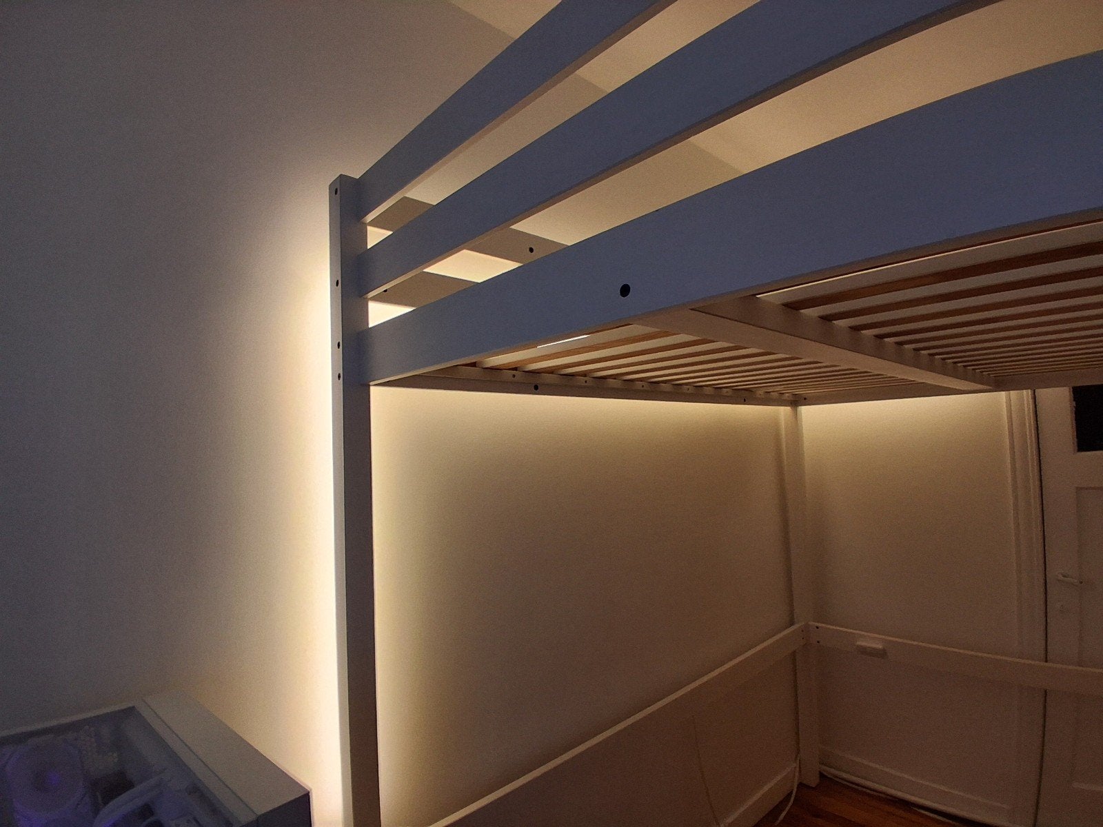 Lit blanc en mezzanine en bois massif en très bon état, Ophalen
