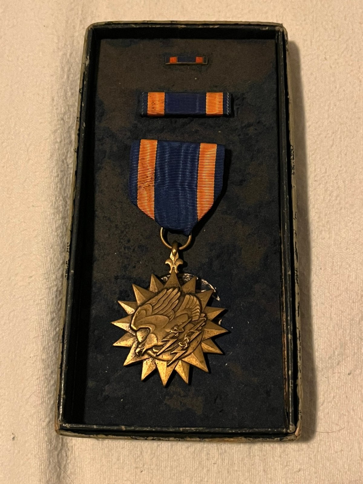 Médaille aérienne avec boîte, épingle et broche/collier., Envoi, Armée de l'air, Ruban, Médaille ou Ailes