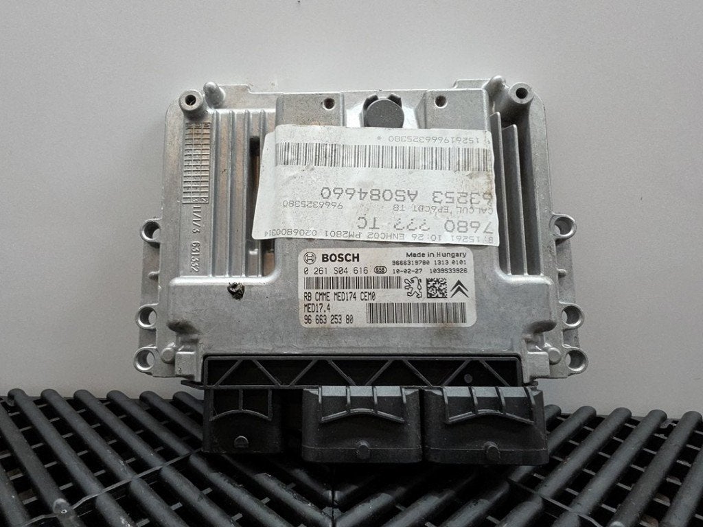 CALCULATEUR MOTEUR ECU Peugeot 5008 I (0A / 0E), Robert Bosch AG, Utilisé, Robert-Bosch-Allee 1
74232  Abstatt, DE, Engineering@bosch.com