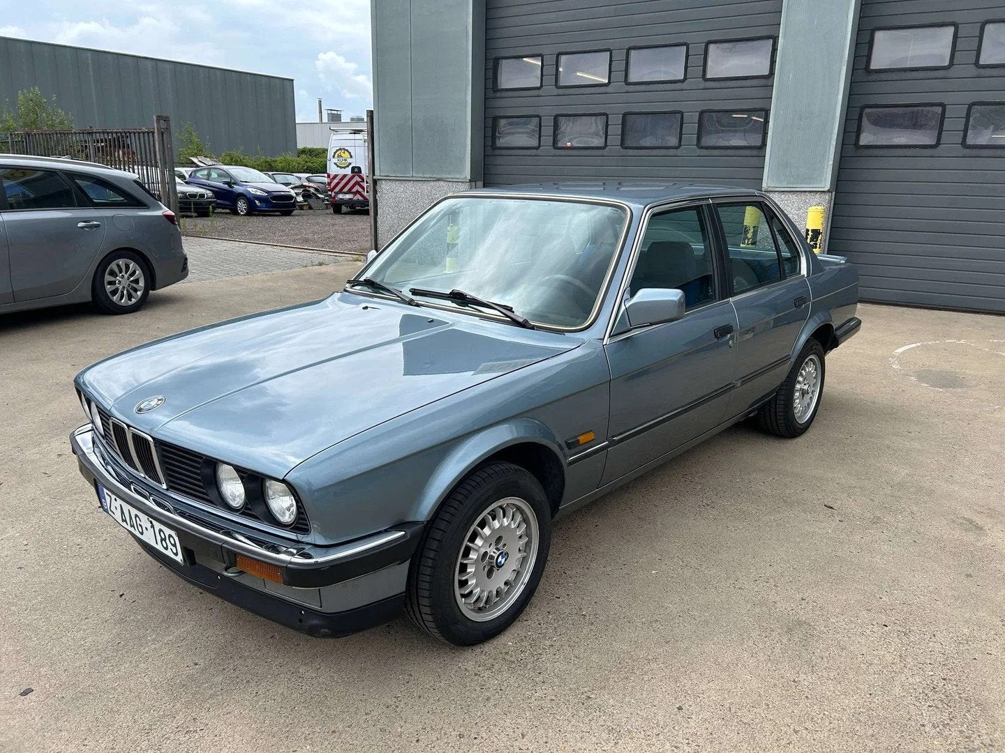 BMW 3 Serie 316 ZEER NETTE STAAT ZIE FOTO'S GEEN ROEST, Autos, Oldtimers & Ancêtres, Achat, 4 portes, Entreprise, 65 kW