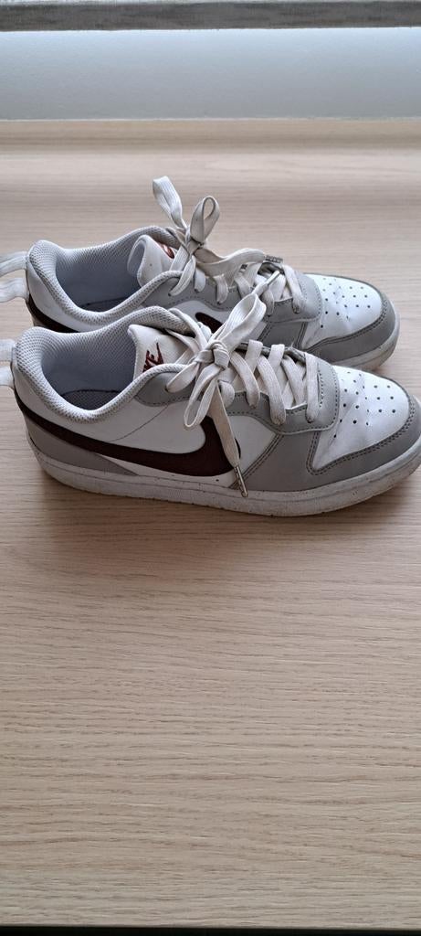 Nike sneakers, Ophalen