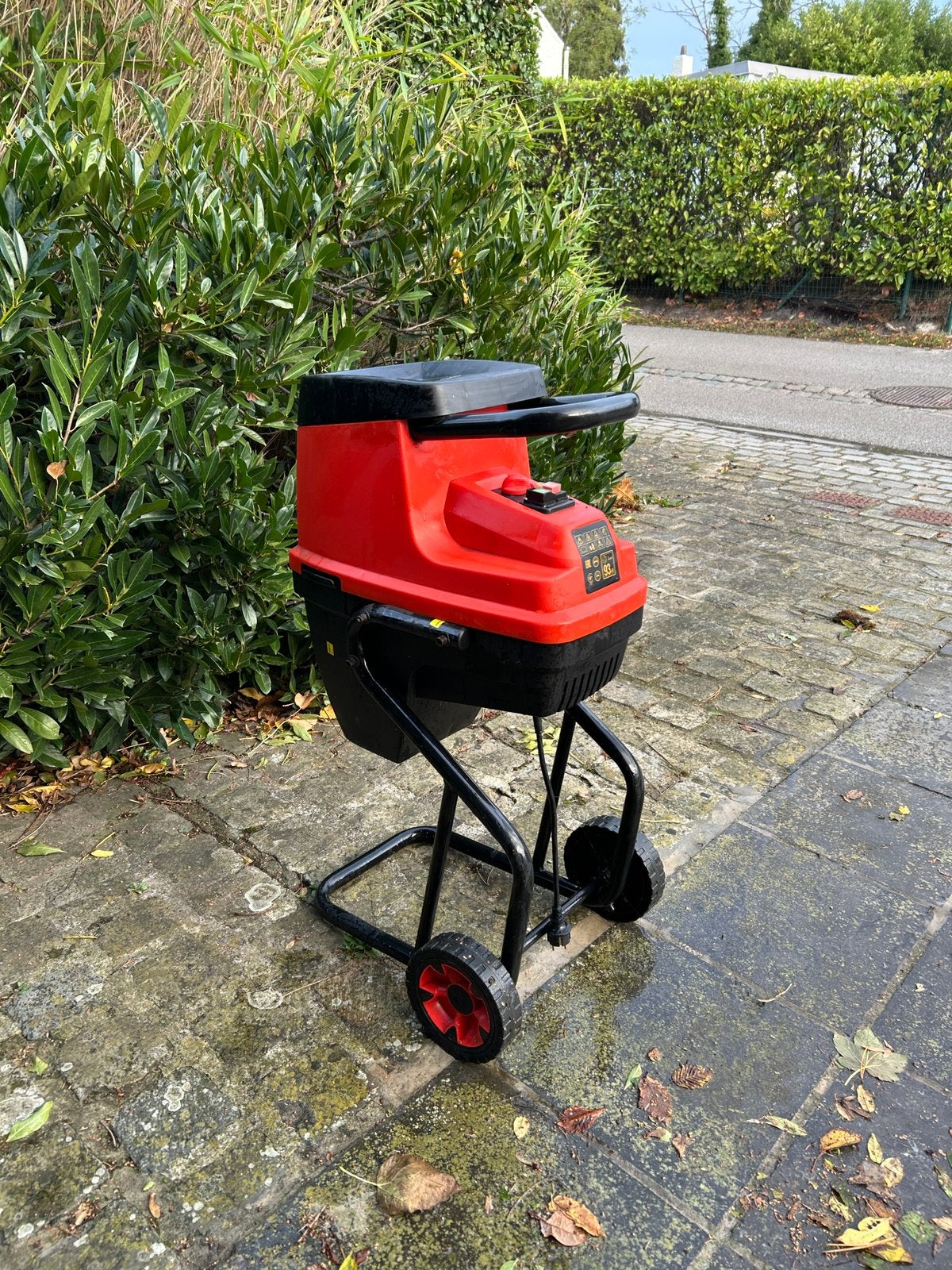 Broyeur de branches Black&Decker, Jardin & Terrasse, Enlèvement, Comme neuf, Électrique, Sac de ramassage