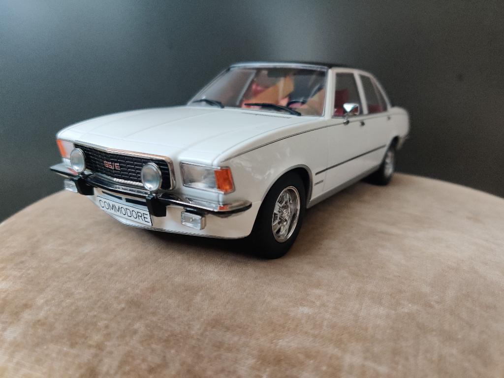 Opel Commodore B MCG 1/18e neuve, en boîte., Enlèvement ou Envoi, Neuf, Voiture, Autres marques