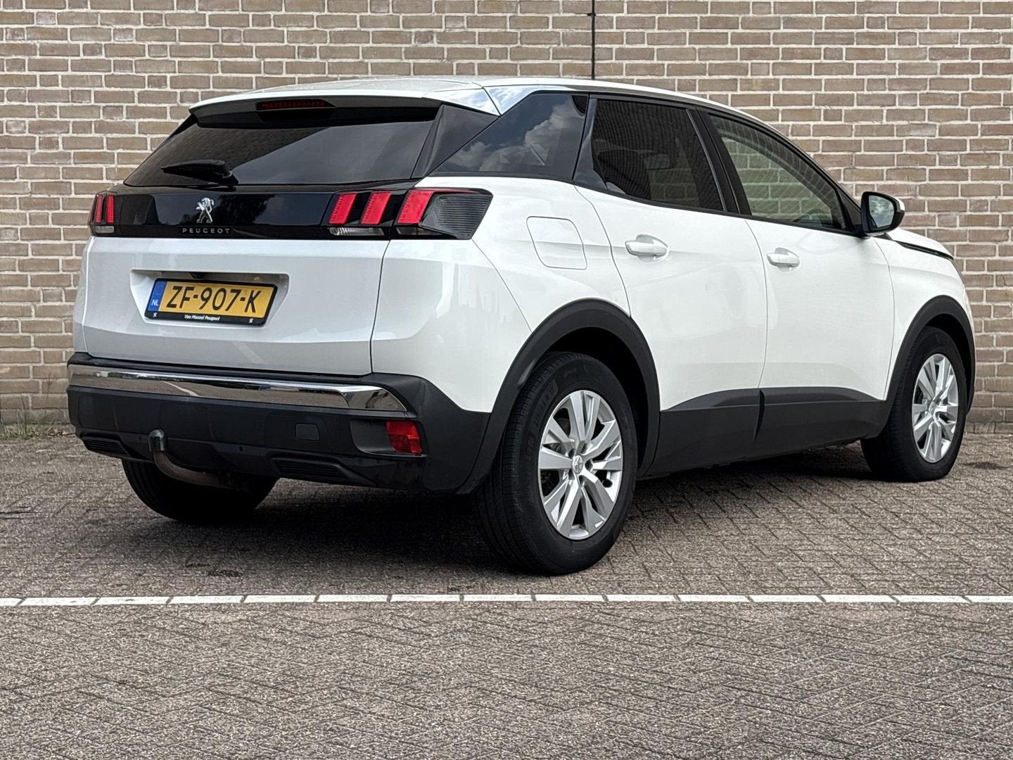 Peugeot 3008 1.2 PureTech Blue Lease Executive | Climate | C, Parkeersensor, 118 g/km, Zwart, Wit