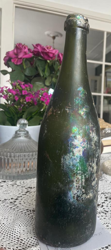Antieke groene wijnfles met iriserende patina, Verzamelen, Wijnen, Ophalen of Verzenden, Gebruikt, Frankrijk