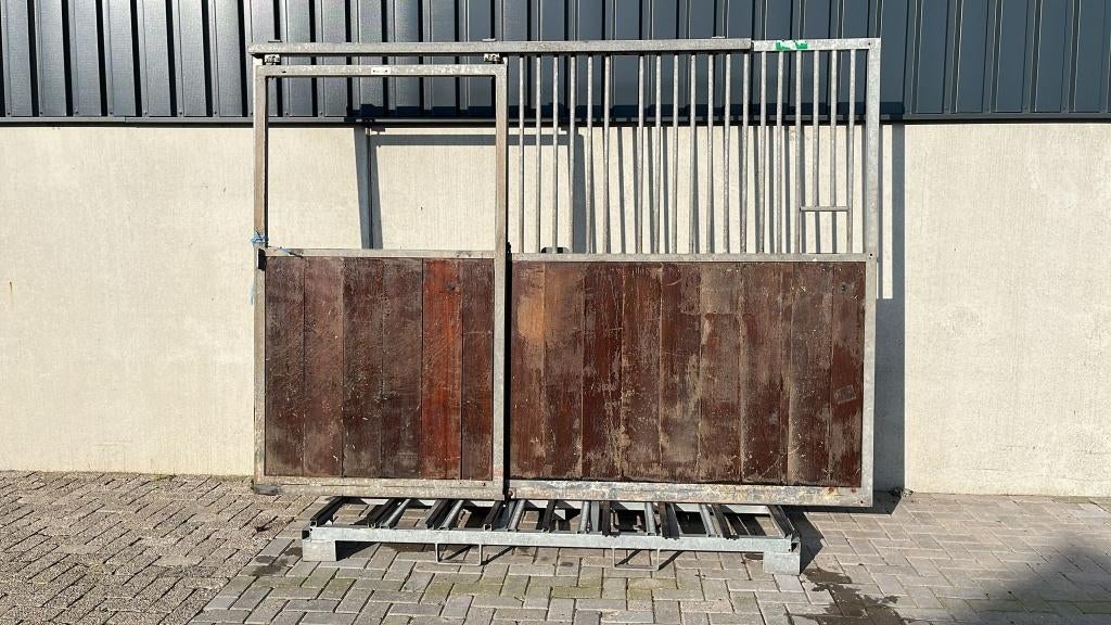 Voorwand met schuifdeur | 3000 x 2400 mm. | Goede staat, Weidegang, 4 paarden of pony's of meer