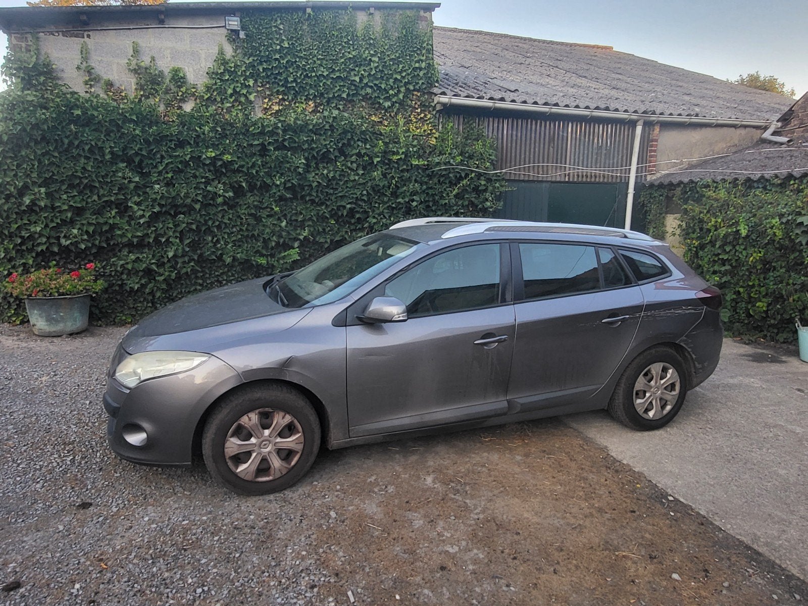Renault Megane avec carrosserie endommagée, Autos, Argent ou Gris, Entreprise, 5 portes, Tissu