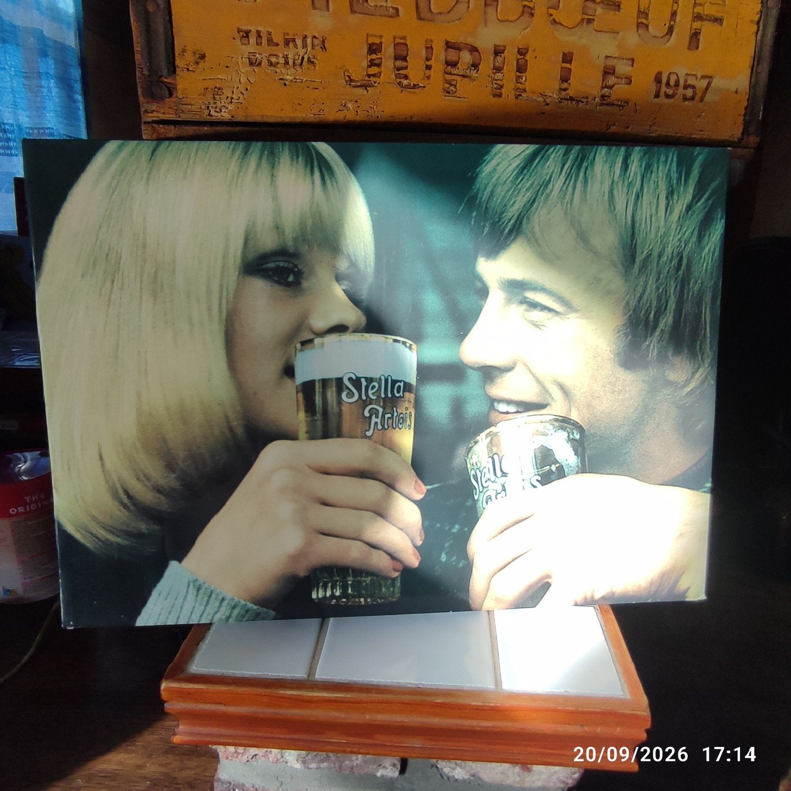 Publicité en carton STELLA-ARTOIS 1974 ., Enlèvement ou Envoi, Comme neuf, Panneau, Plaque ou Plaquette publicitaire, Stella Artois