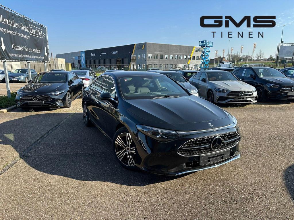 Mercedes-Benz CLA 180 140 Years Edition, Auto's, Stof, Zwart, 4 cilinders, 136 pk