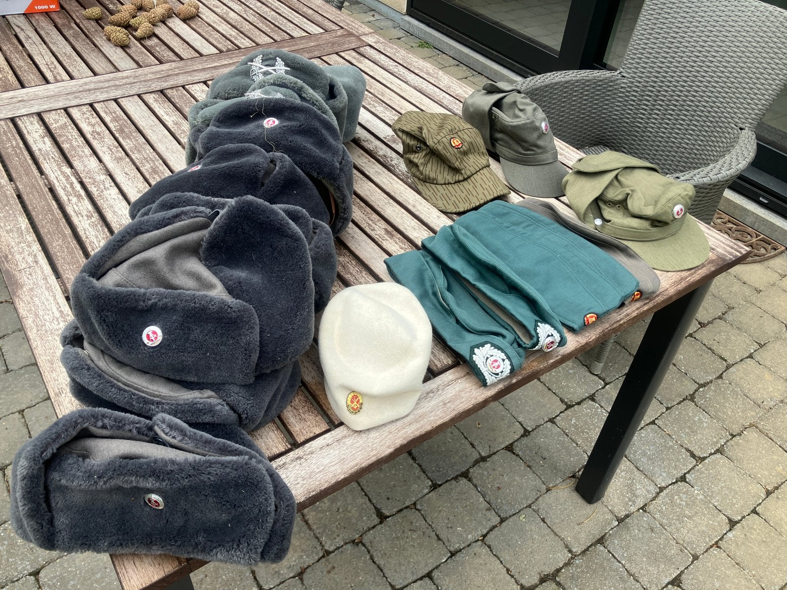 Set chapka petten politiepetten Oost-Duitsland, Ophalen of Verzenden, Helm of Baret