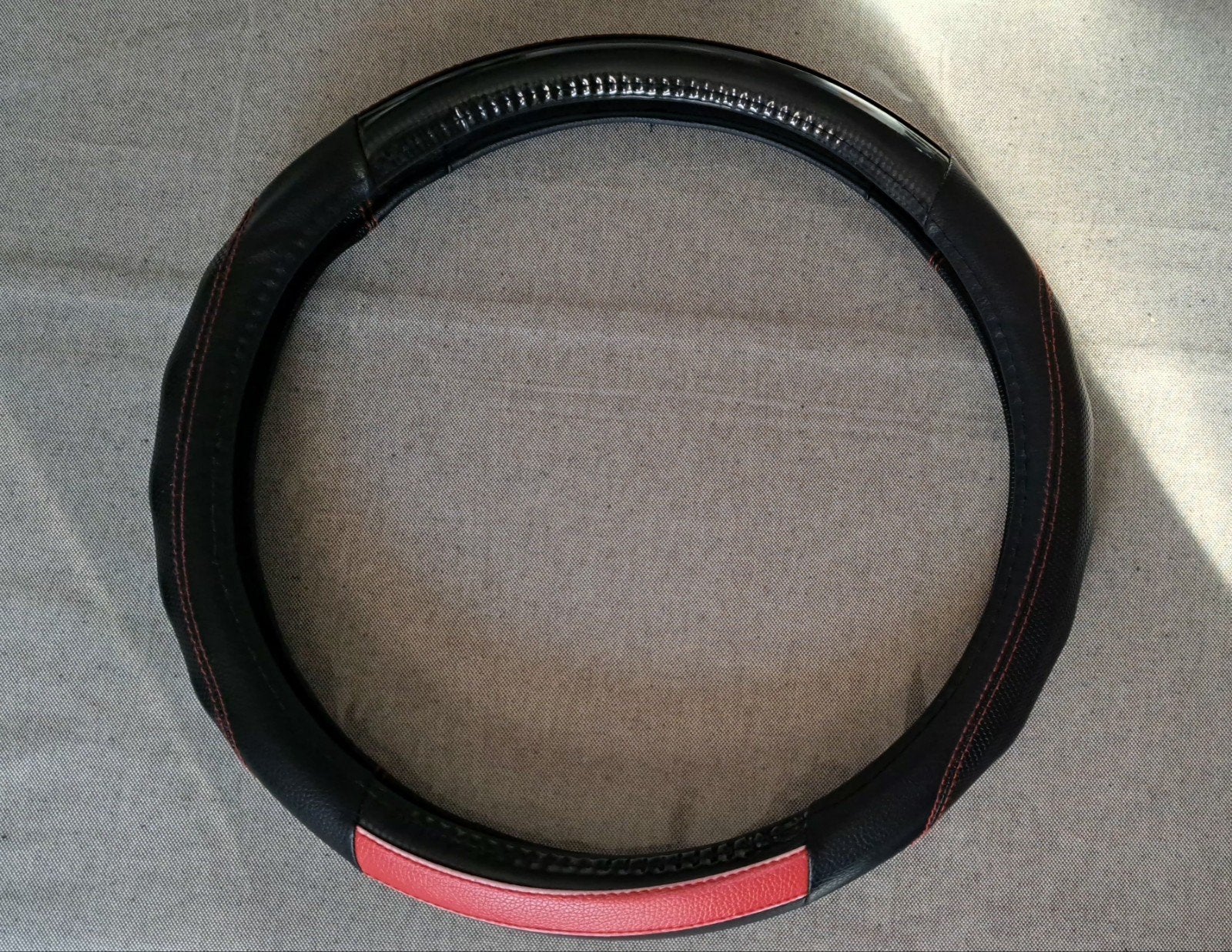 Couvre-volant noir sport surpiqûres rouges NORAUTO, Autos : Pièces & Accessoires, Enlèvement, Neuf