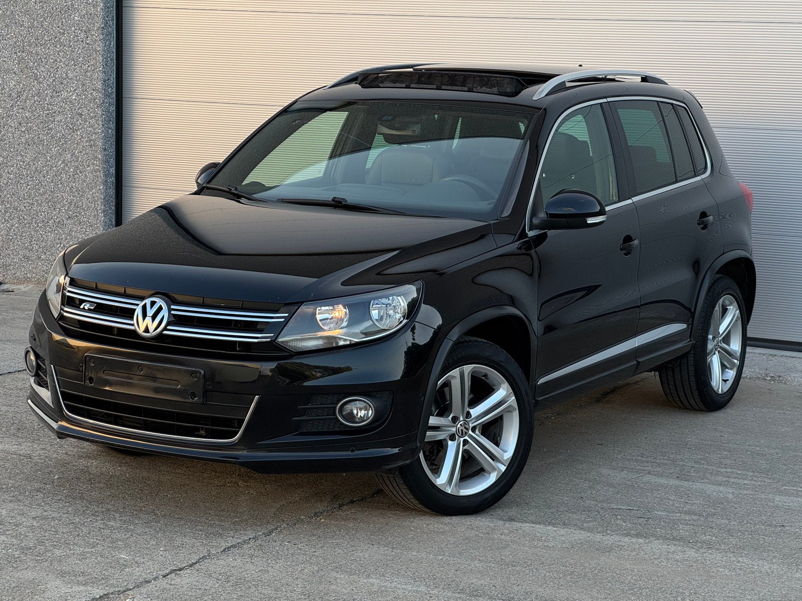 VW Tiguan 2.0TDI 140PK R-Line DSG7 Pano - Navi - Automaat!, Auto's, Euro 5, Zwart, 4 cilinders, Parkeersensor