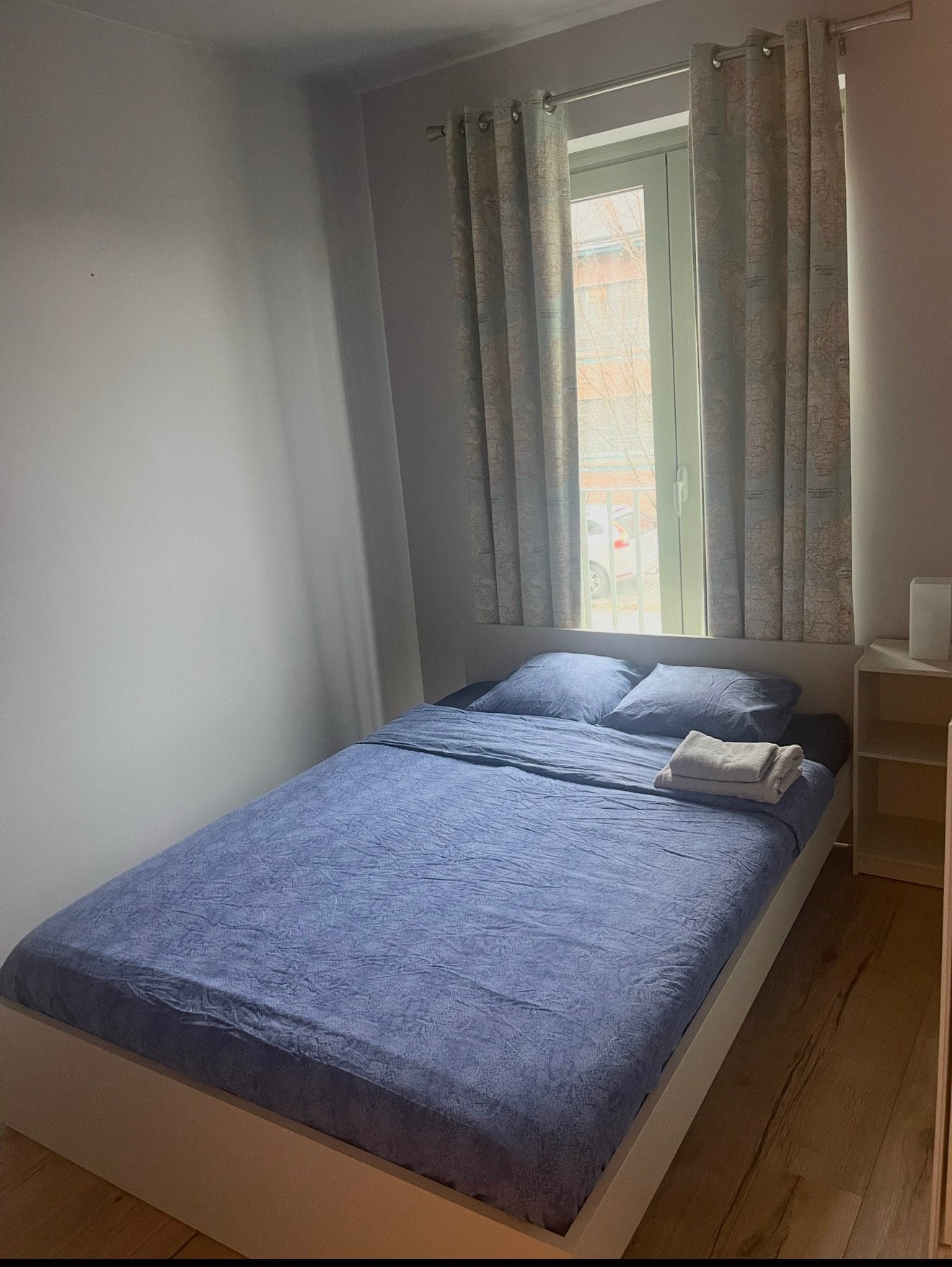 Bed met nachtkasje en matras te koop, Enlèvement, Comme neuf